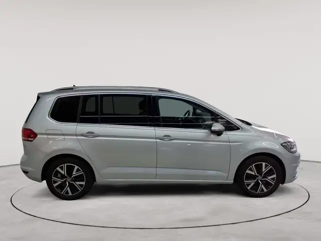 Volkswagen Touran view 3