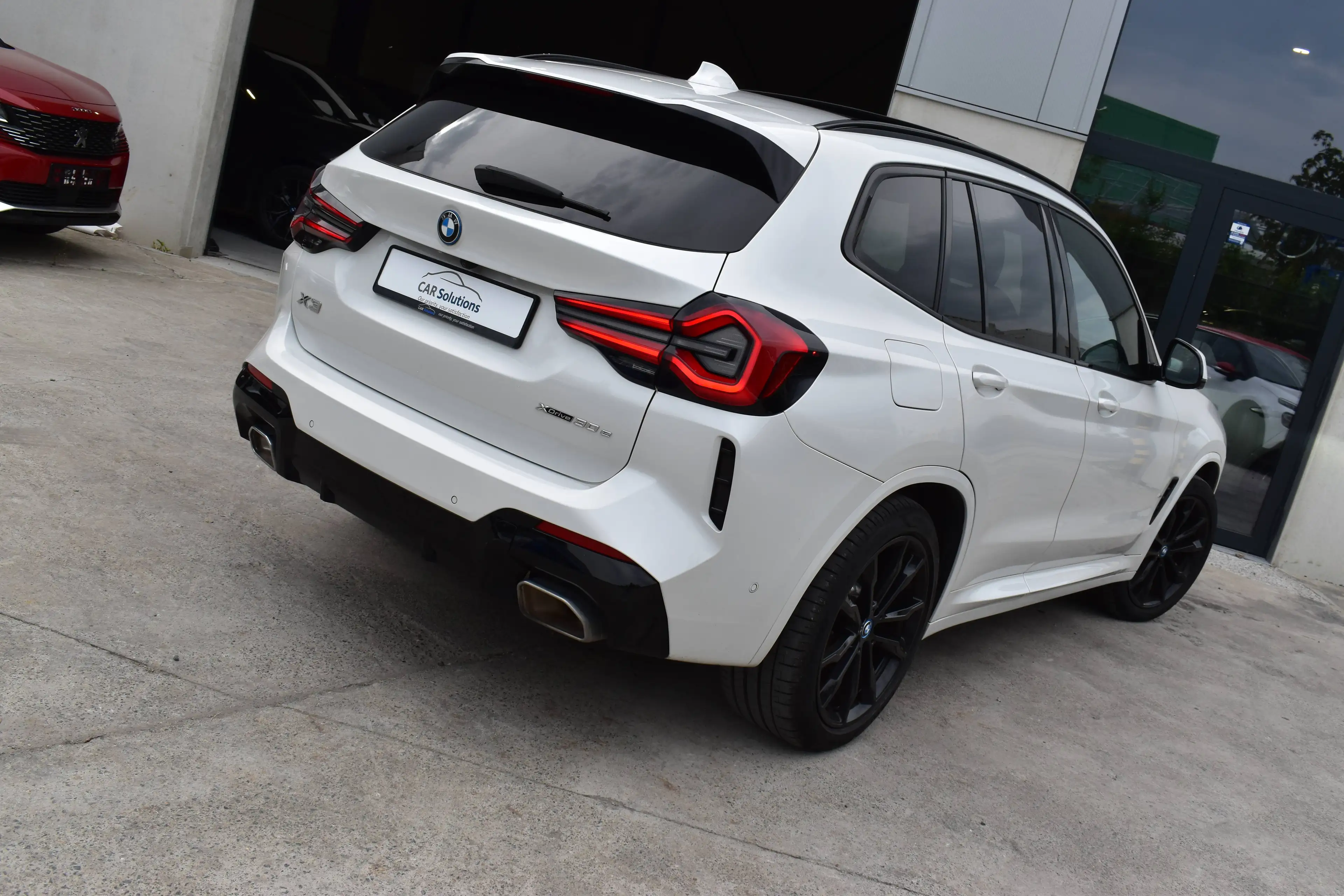 BMW X3 PHEV xDrive30e Pack M *Pano* Black/Pearl White — photo 3