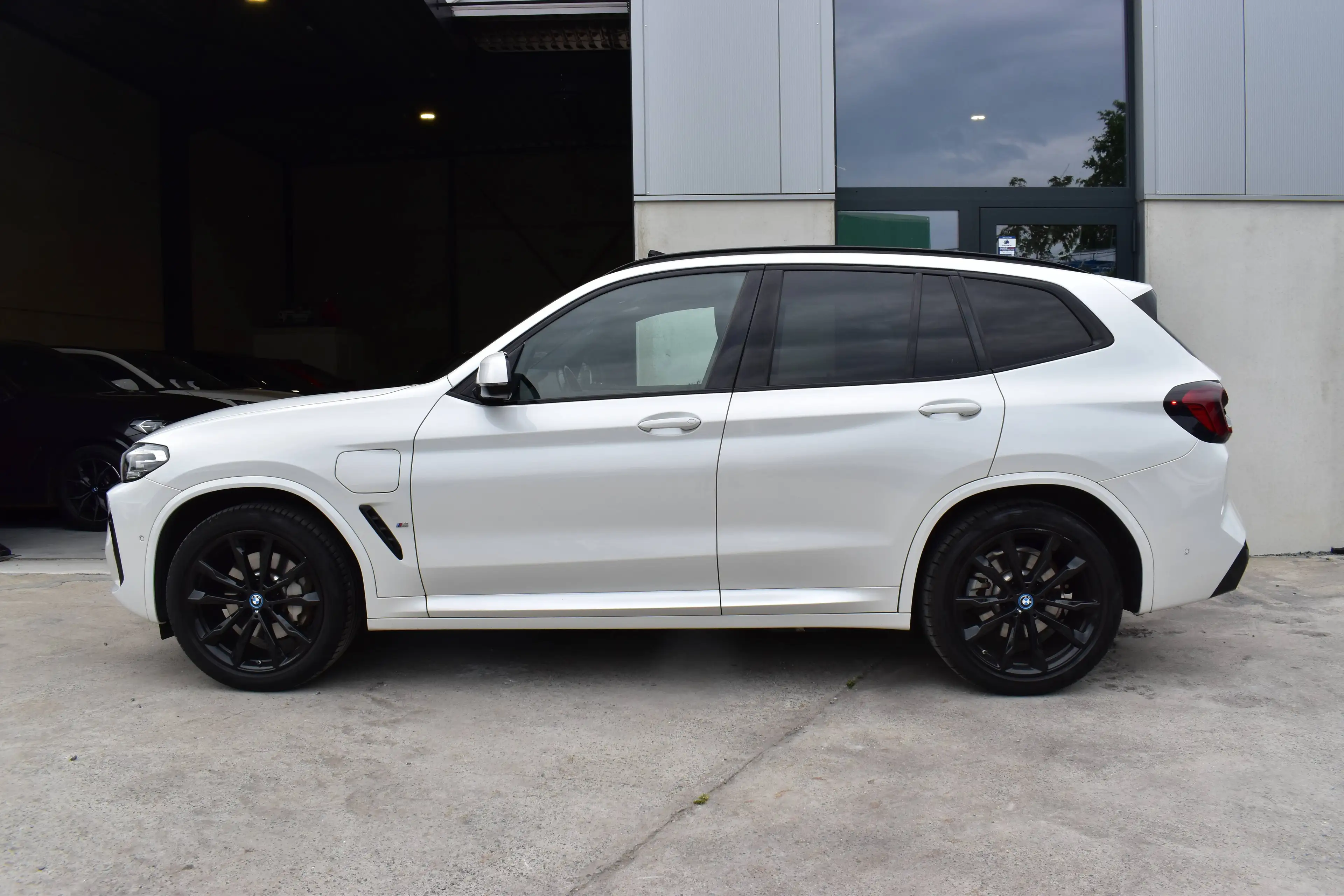 BMW X3 PHEV xDrive30e Pack M *Pano* Black/Pearl White — photo 2