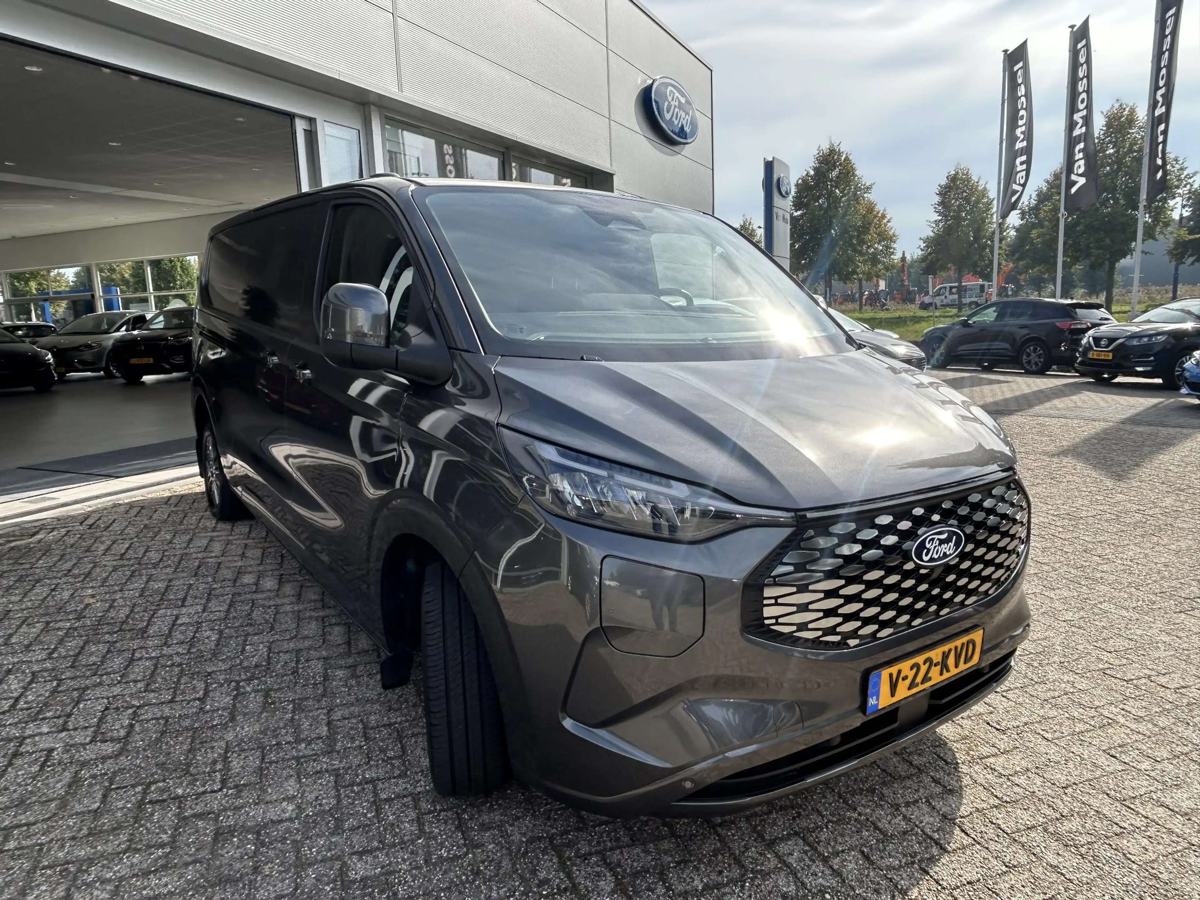 Ford E-Transit Cust. 320 L2H1 Limited 65 kWh — photo 7