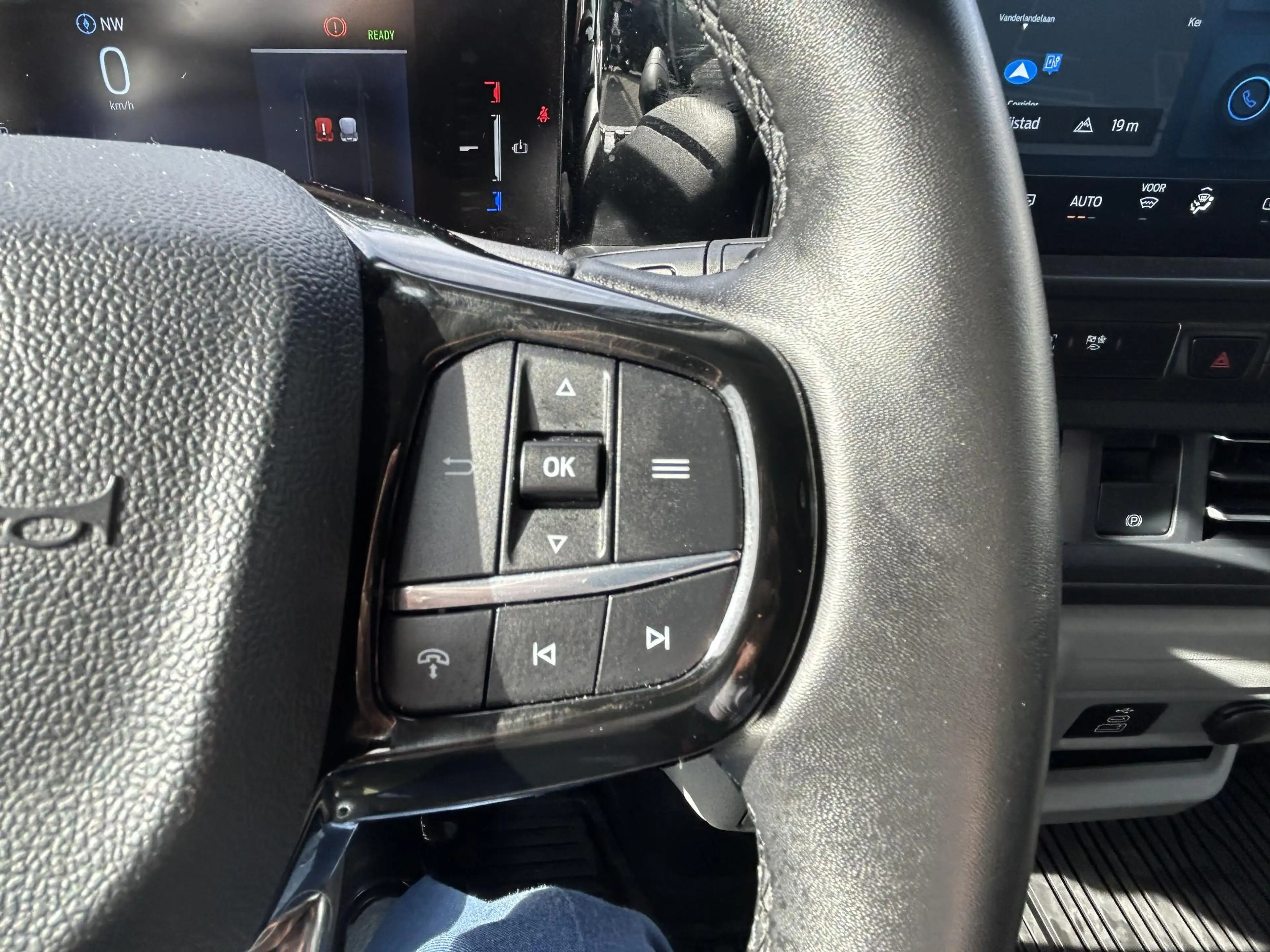 Ford E-Transit Cust. 320 L2H1 Limited 65 kWh — photo 13
