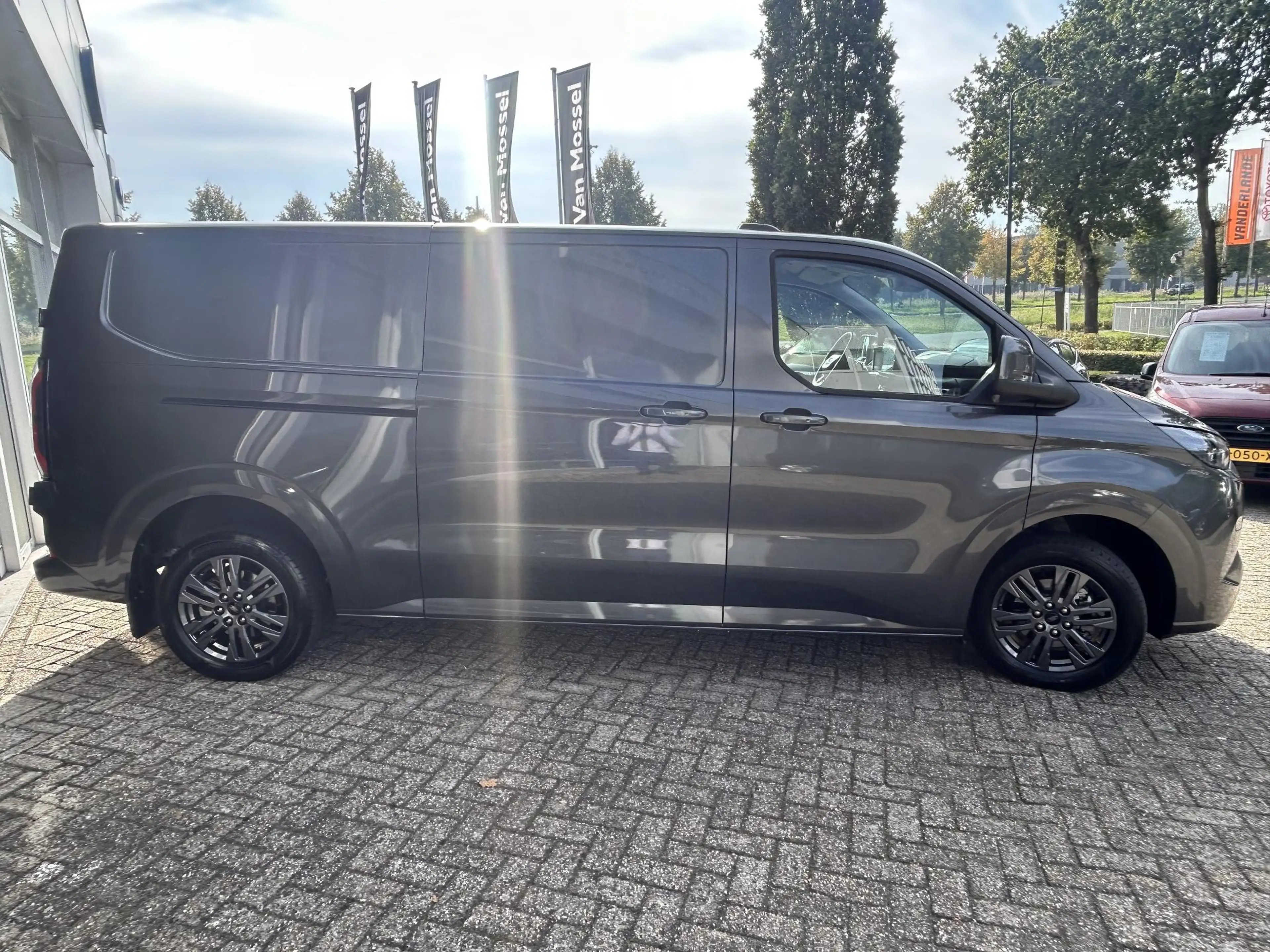 Ford E-Transit Cust. 320 L2H1 Limited 65 kWh — photo 6
