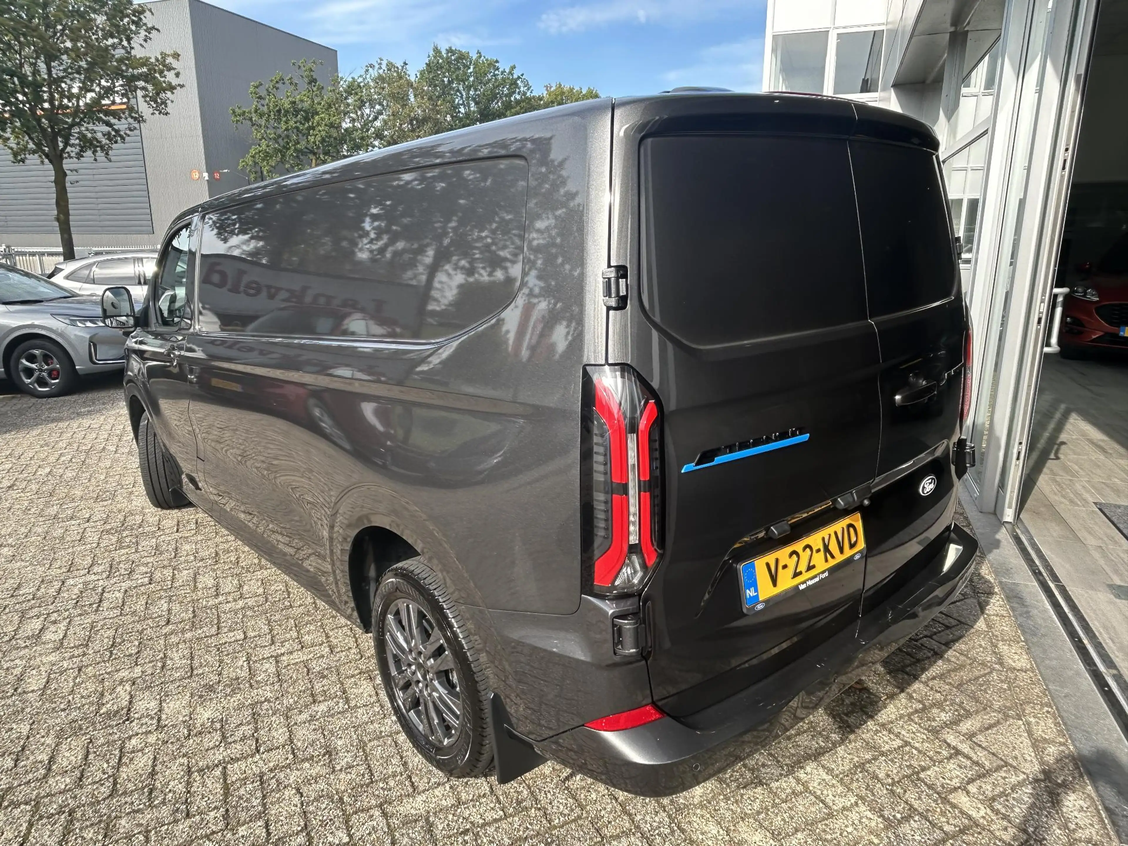 Ford E-Transit Cust. 320 L2H1 Limited 65 kWh — photo 3