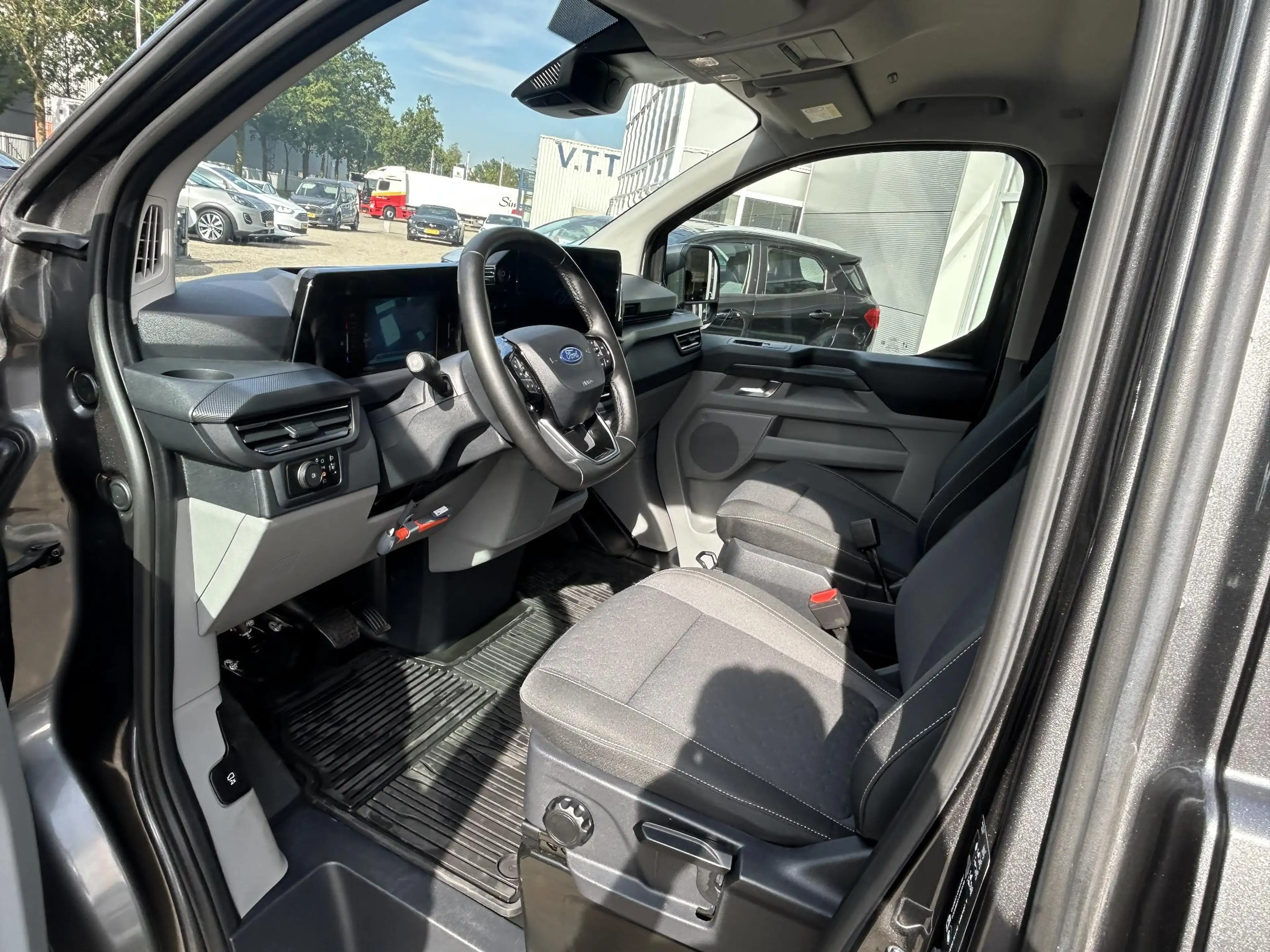 Ford E-Transit Cust. 320 L2H1 Limited 65 kWh — photo 9