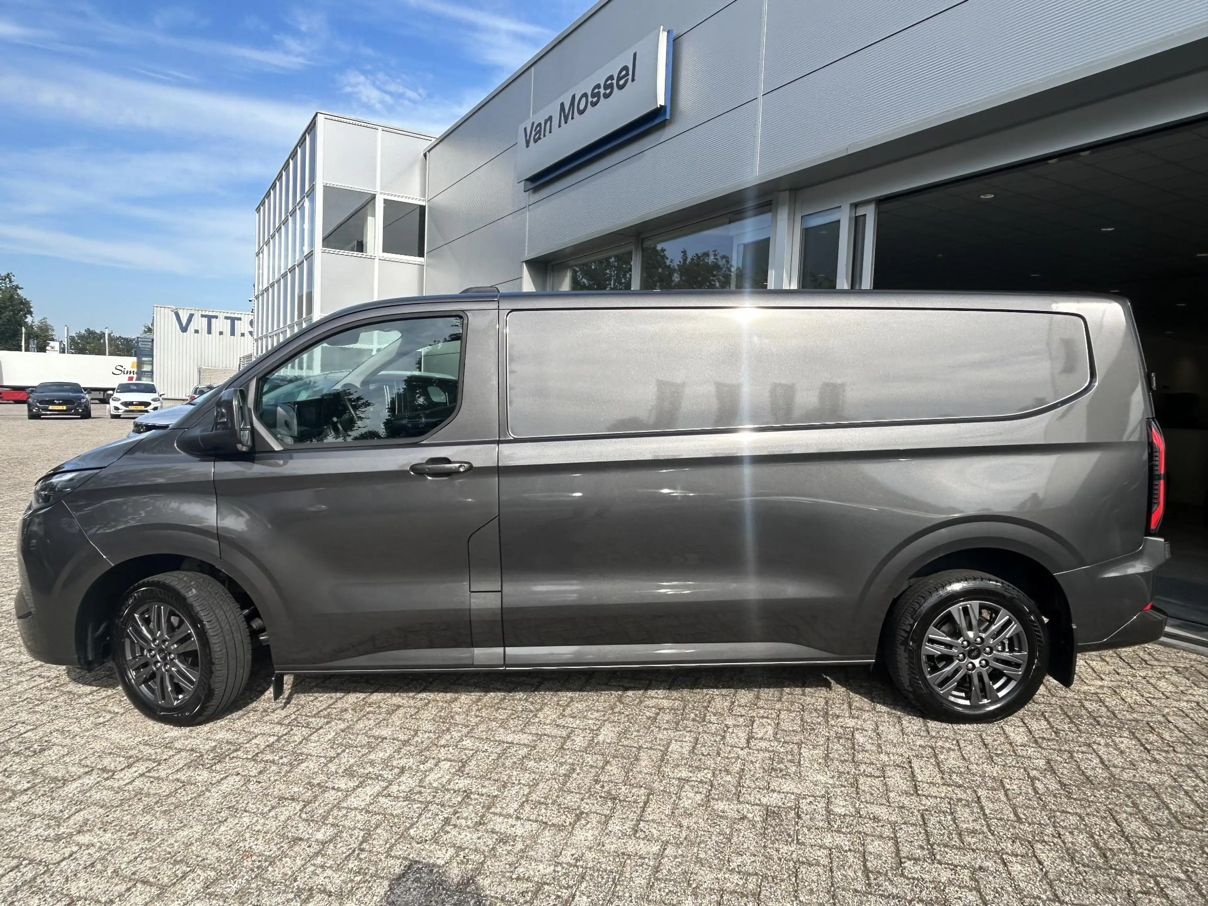Ford E-Transit Cust. 320 L2H1 Limited 65 kWh — photo 2