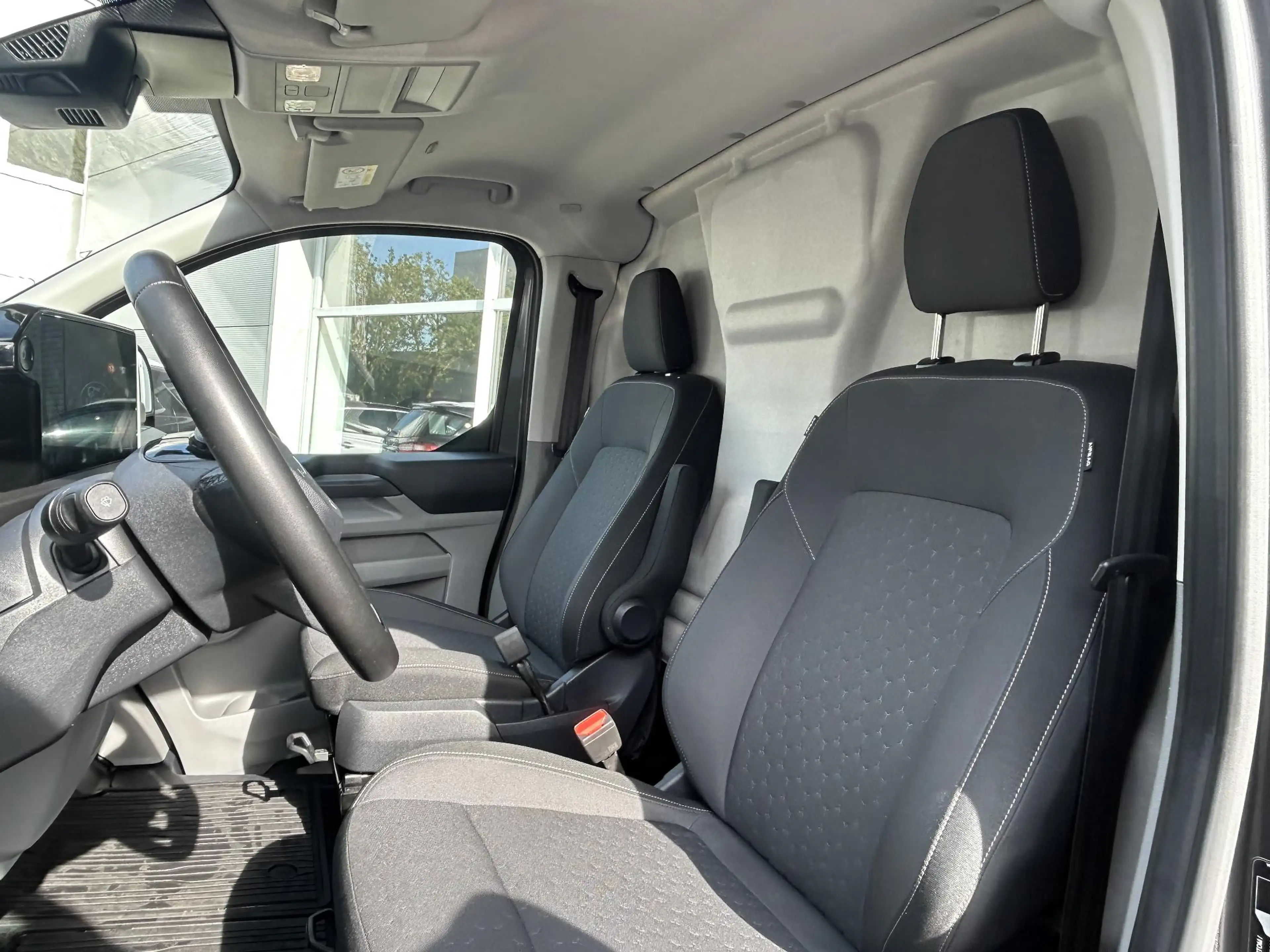 Ford E-Transit Cust. 320 L2H1 Limited 65 kWh — photo 10