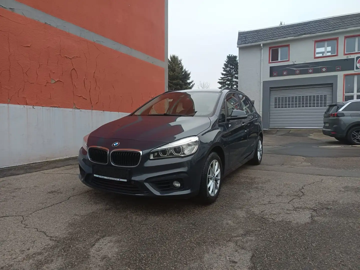 BMW 218 2Active Tourer 218 i Aut. Advantage LED,NAVI Grau - 2