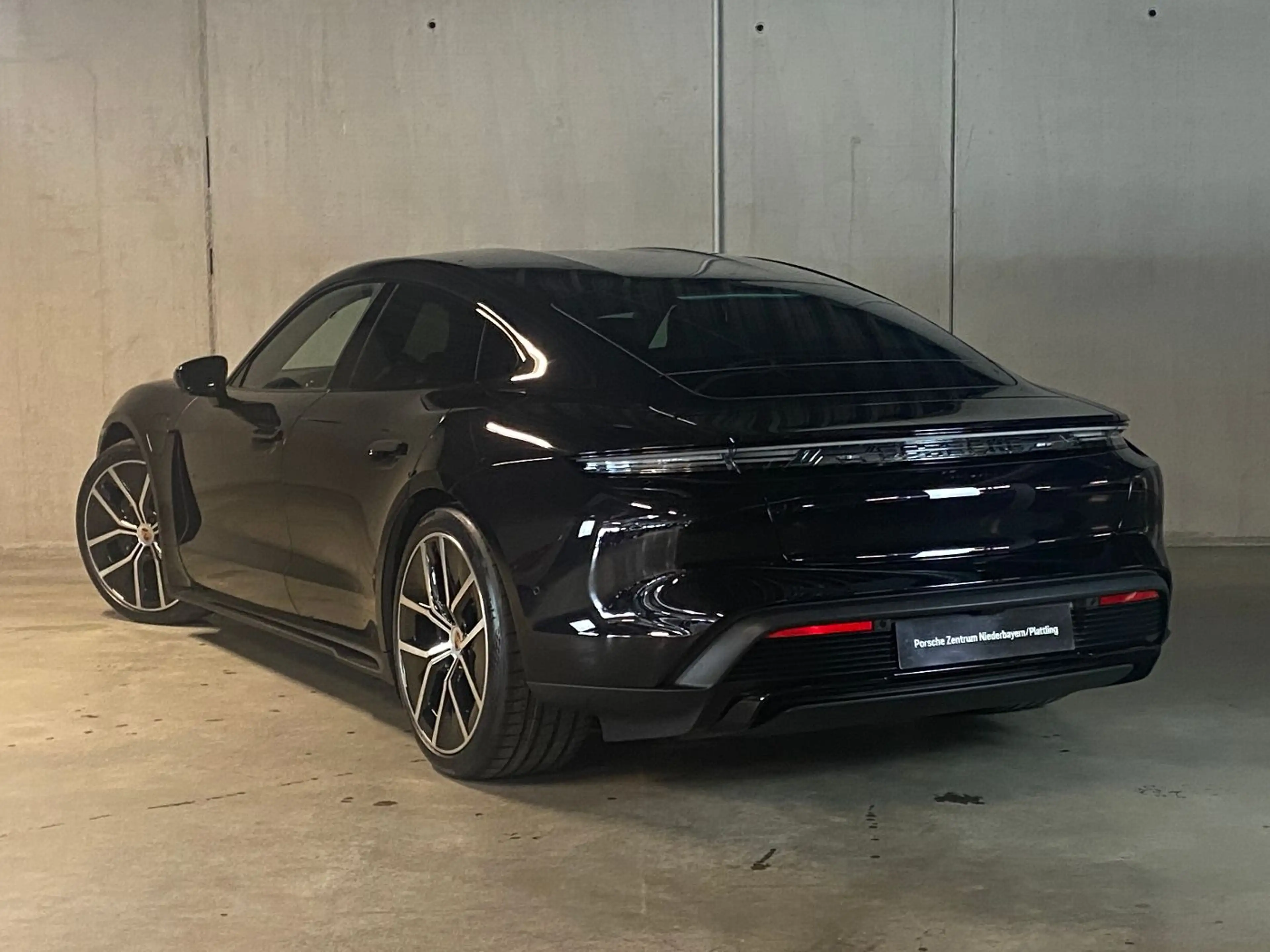 Porsche Taycan Black Edition | Abstandsregeltempostat | — photo 4