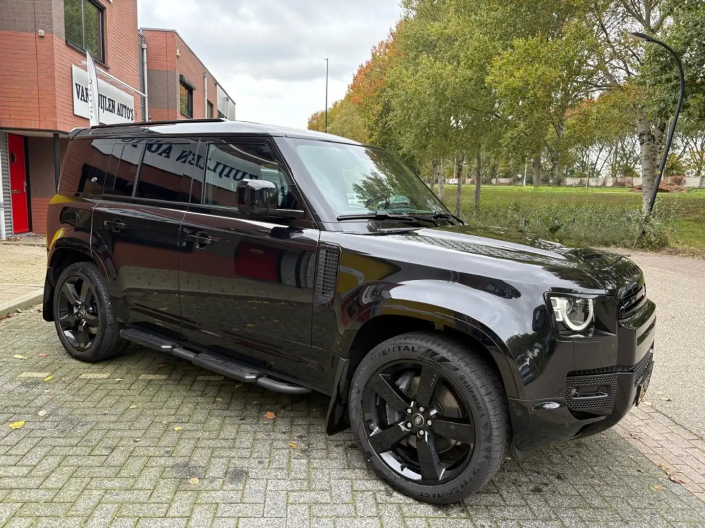 Land Rover Defender 110 P400e 404pk Pano 22" Black Pack Trekhaak Urban Zwart - 2