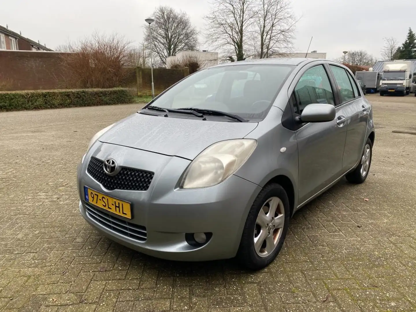 Toyota Yaris 1.3 VVTi Luna MMT (Automaat ) Gris - 1