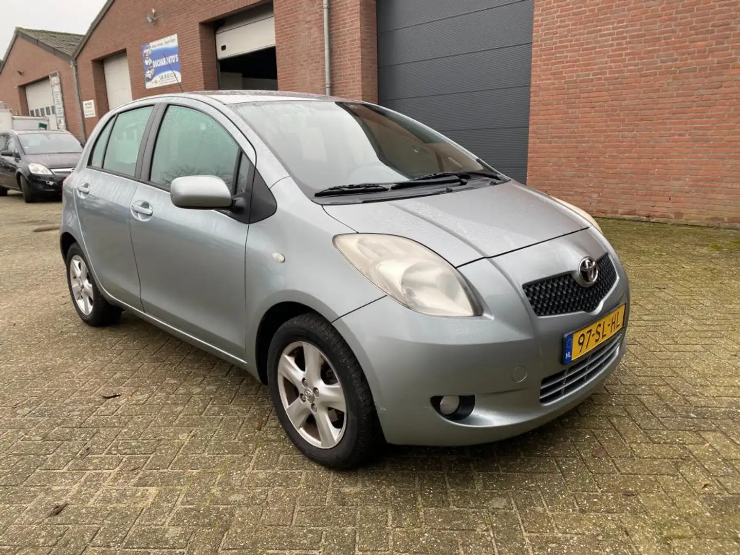 Toyota Yaris 1.3 VVTi Luna MMT (Automaat ) Gris - 2