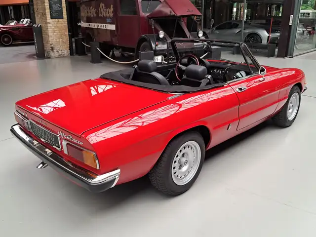 Alfa Romeo Spider view 7