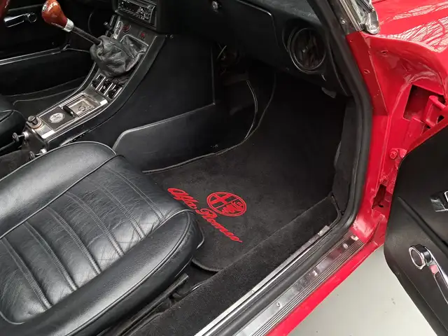 Alfa Romeo Spider view 13