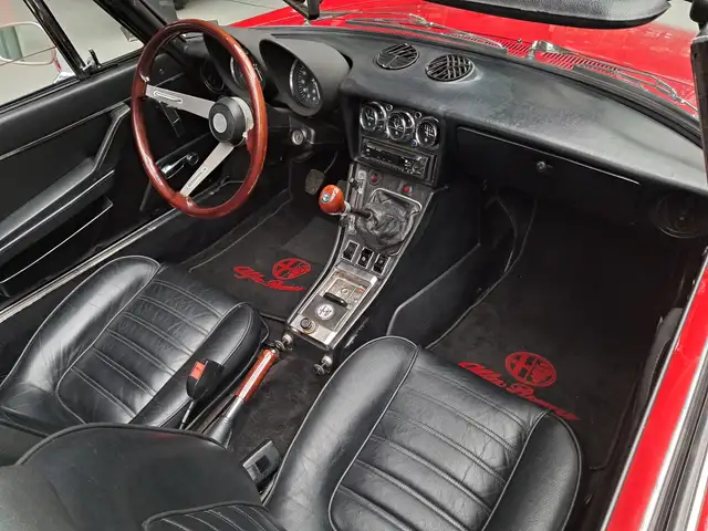 Alfa Romeo Spider view 3