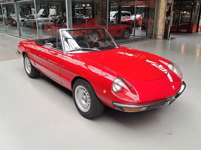 Alfa Romeo Spider view 8