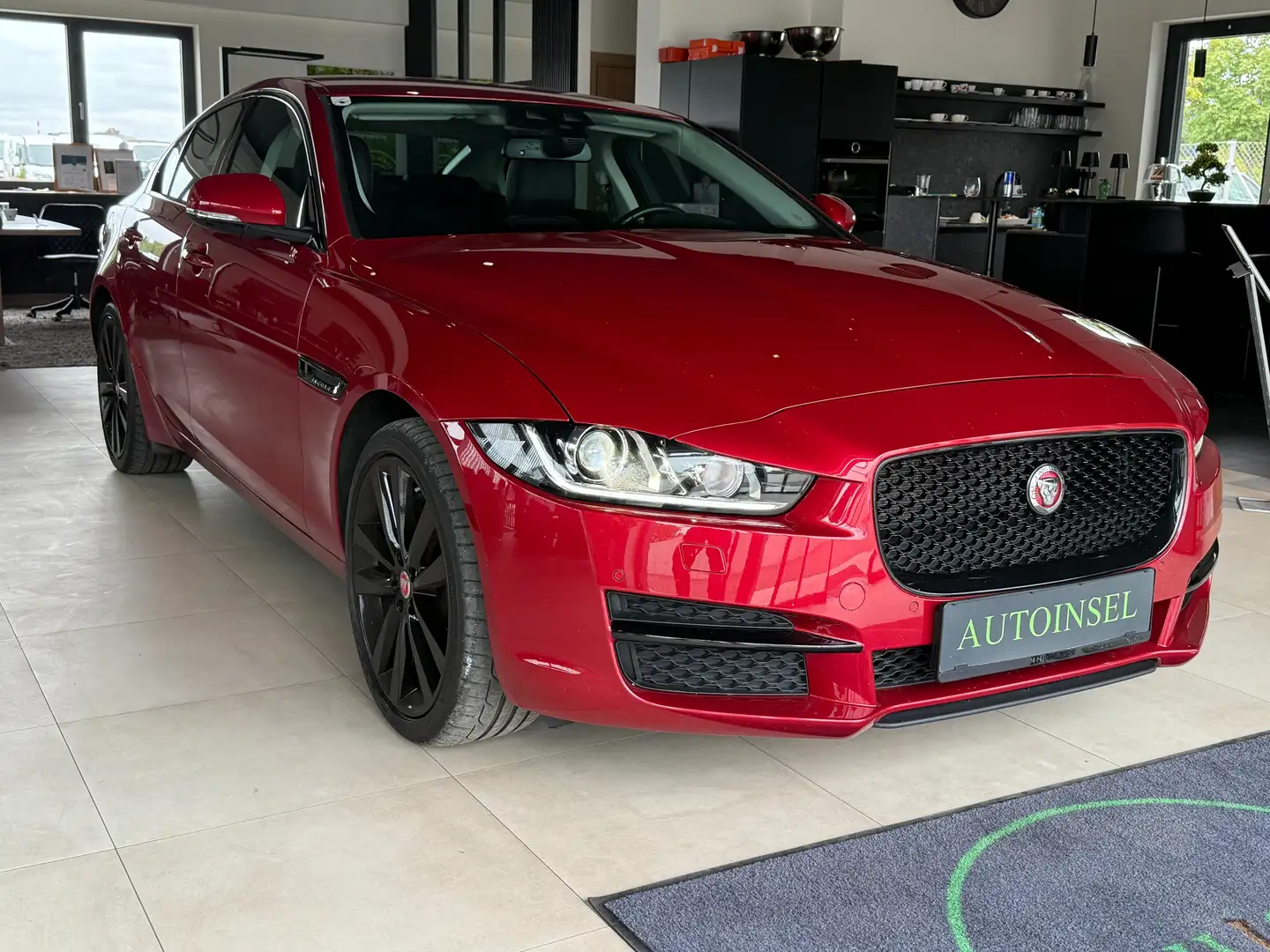 Jaguar XE Prestige 20d 4WD Rood - 2