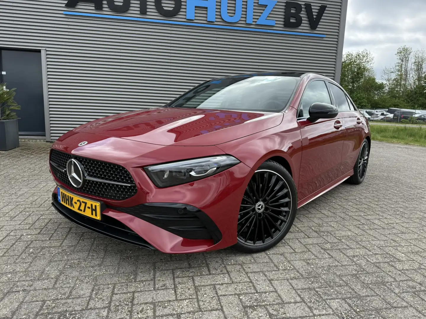 Mercedes-Benz A 180 Star Edition AMG Line 19 Inch Panoramadak Trekhaak Rood - 2