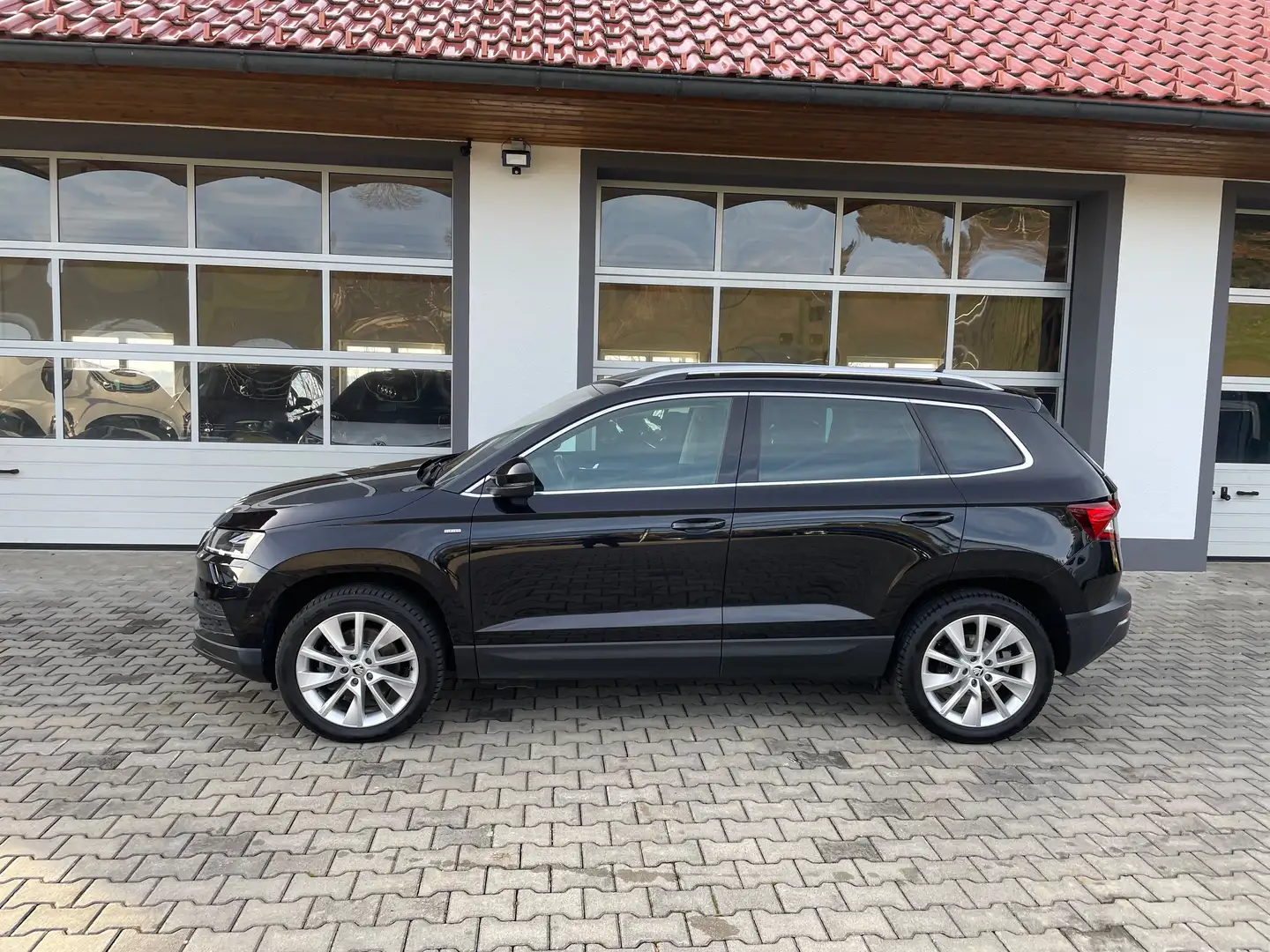 Skoda Karoq 4x4 2,0 TDI DSG *AHV*DIGITAL*WSS-HZ*RFK*LED*APP* Schwarz - 2