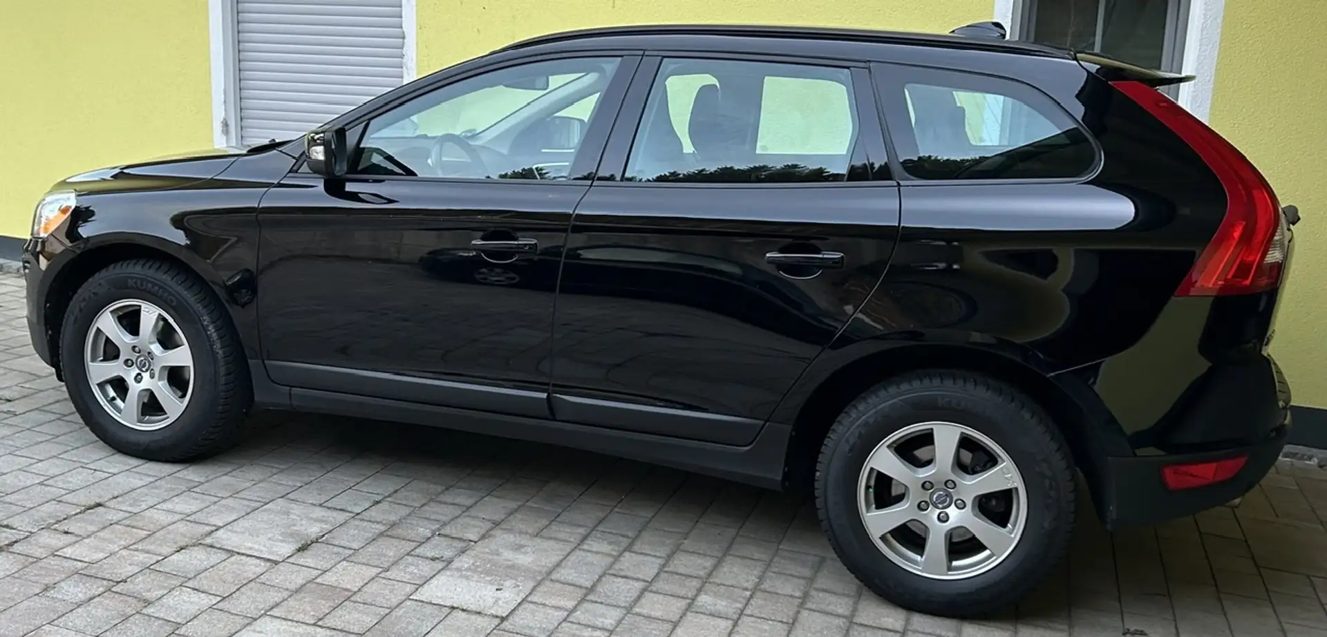Volvo XC60 Kinetic Drive Schwarz - 1
