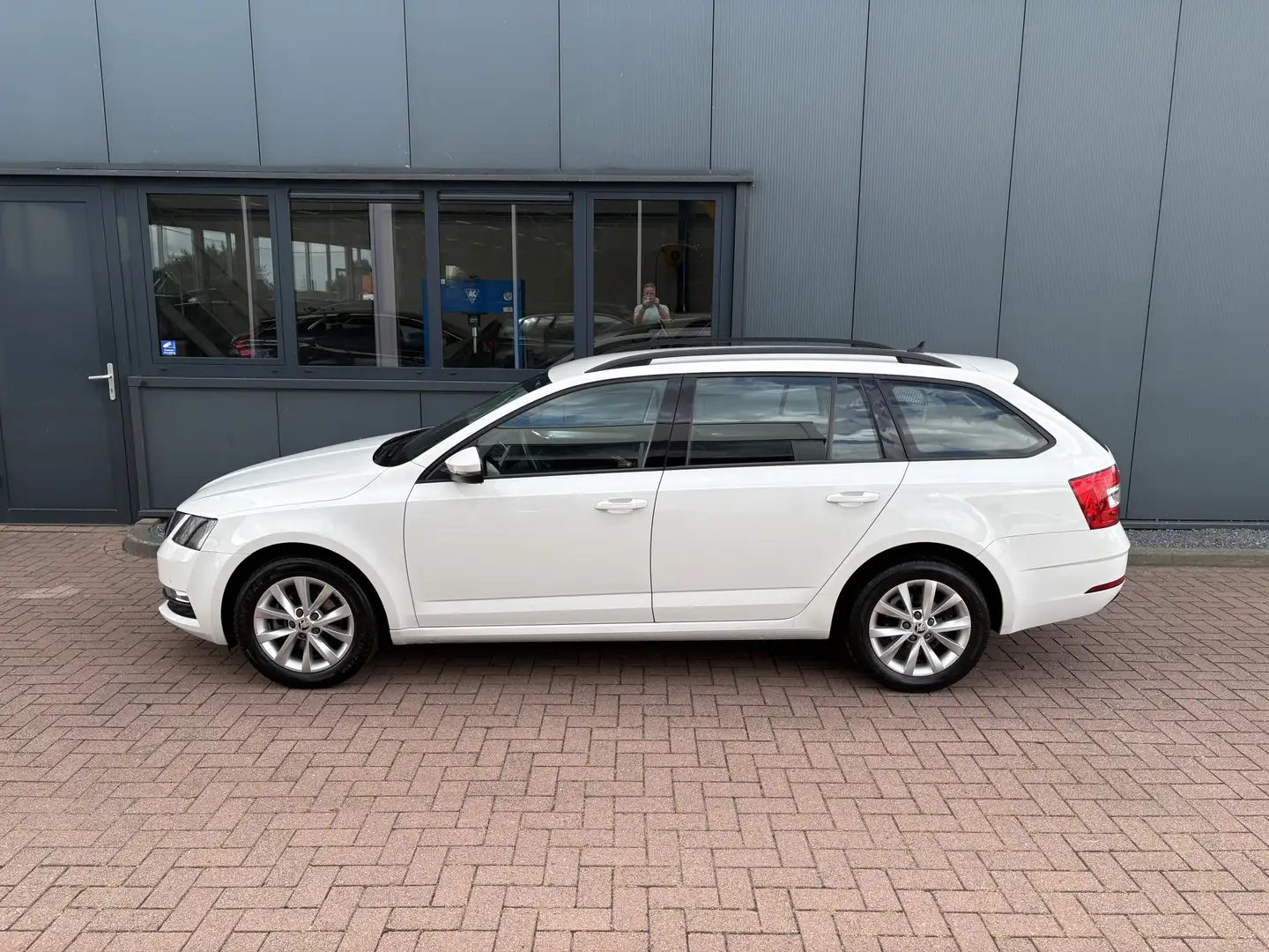 Skoda Octavia Combi 1.5 TSi 150pk DSG Business Edition CAMERA/VI Wit - 2