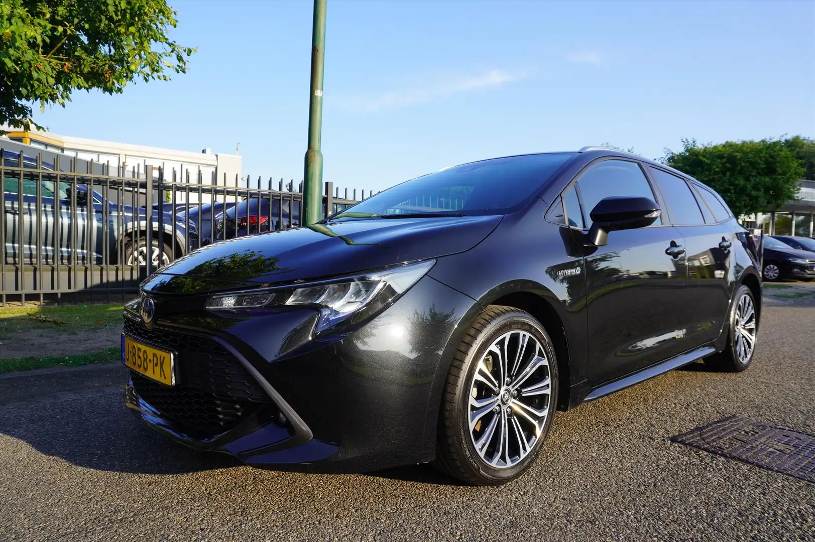 Toyota Corolla Touring Sports 1.8 Hybrid 122pk CVT Business Plus Zwart - 1