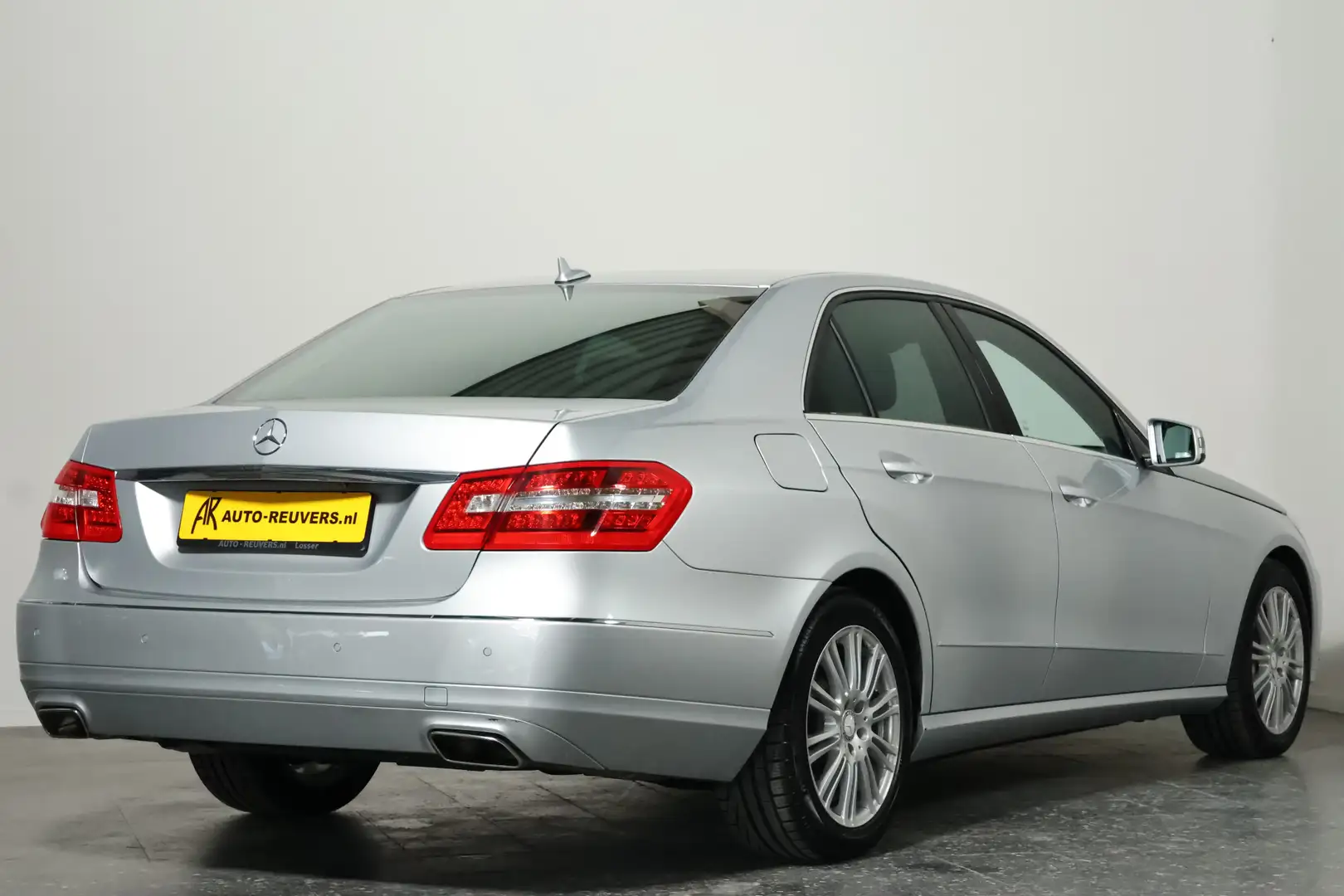 Mercedes-Benz E 500 V8 Avantgarde 4-Matic ACC / Leder / Bi-xenon / Nac Gris - 2