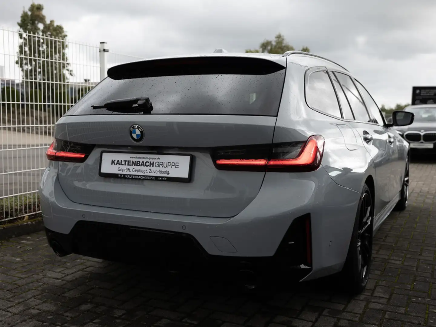 BMW 320 d Touring xDrive M-Sport AHK STANDHZ HUD Gris - 2