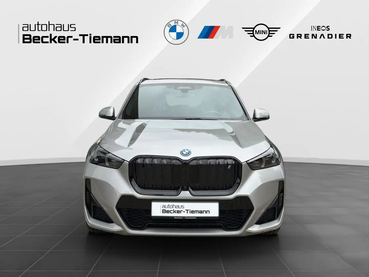 BMW iX 1 xDrive30 20" / Pano / Keyless / Lkrd Heizung / D Silber - 2