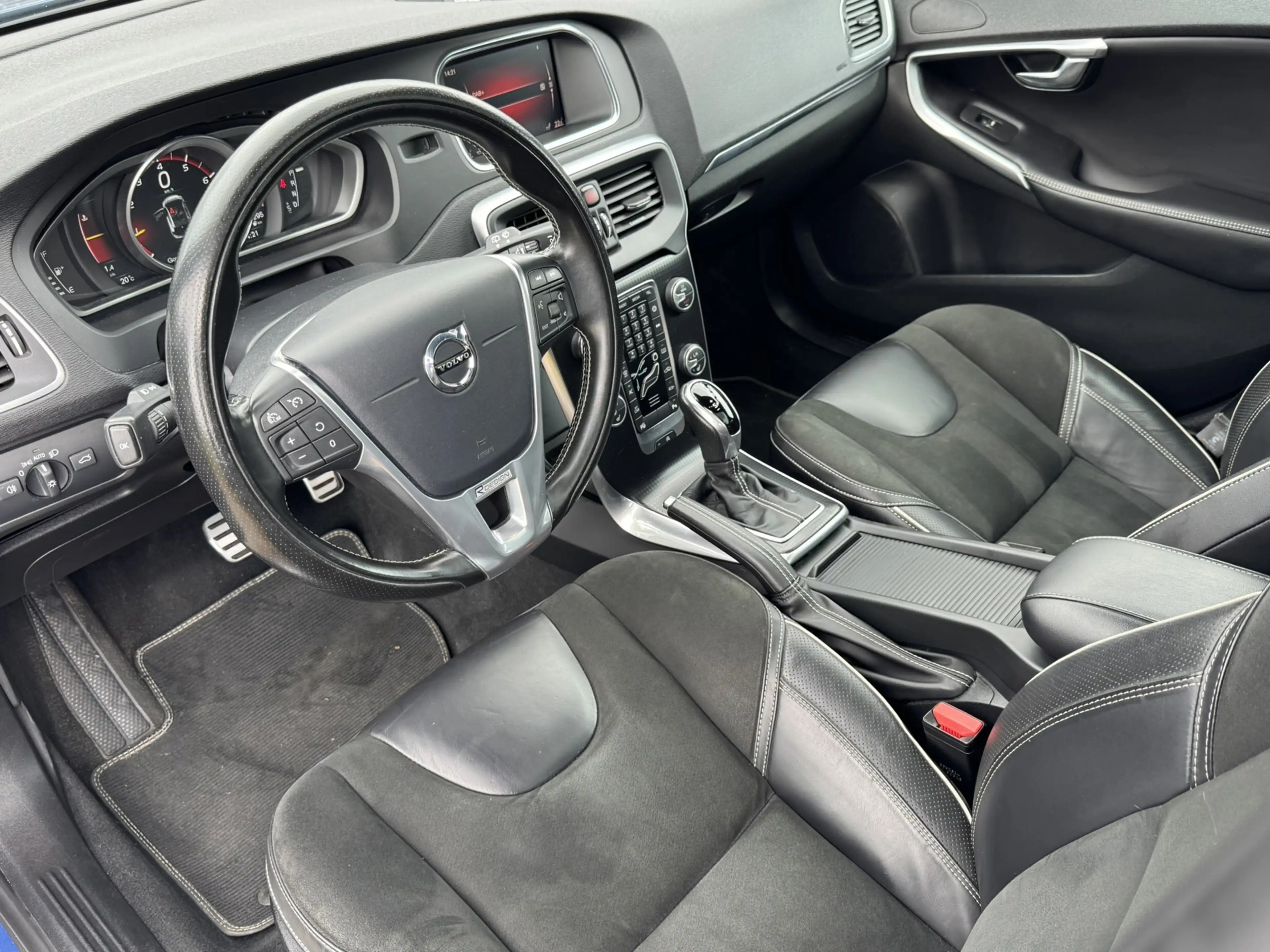 Volvo V40 1.5 T3 Polar+ Sport Harman Kardon — photo 3