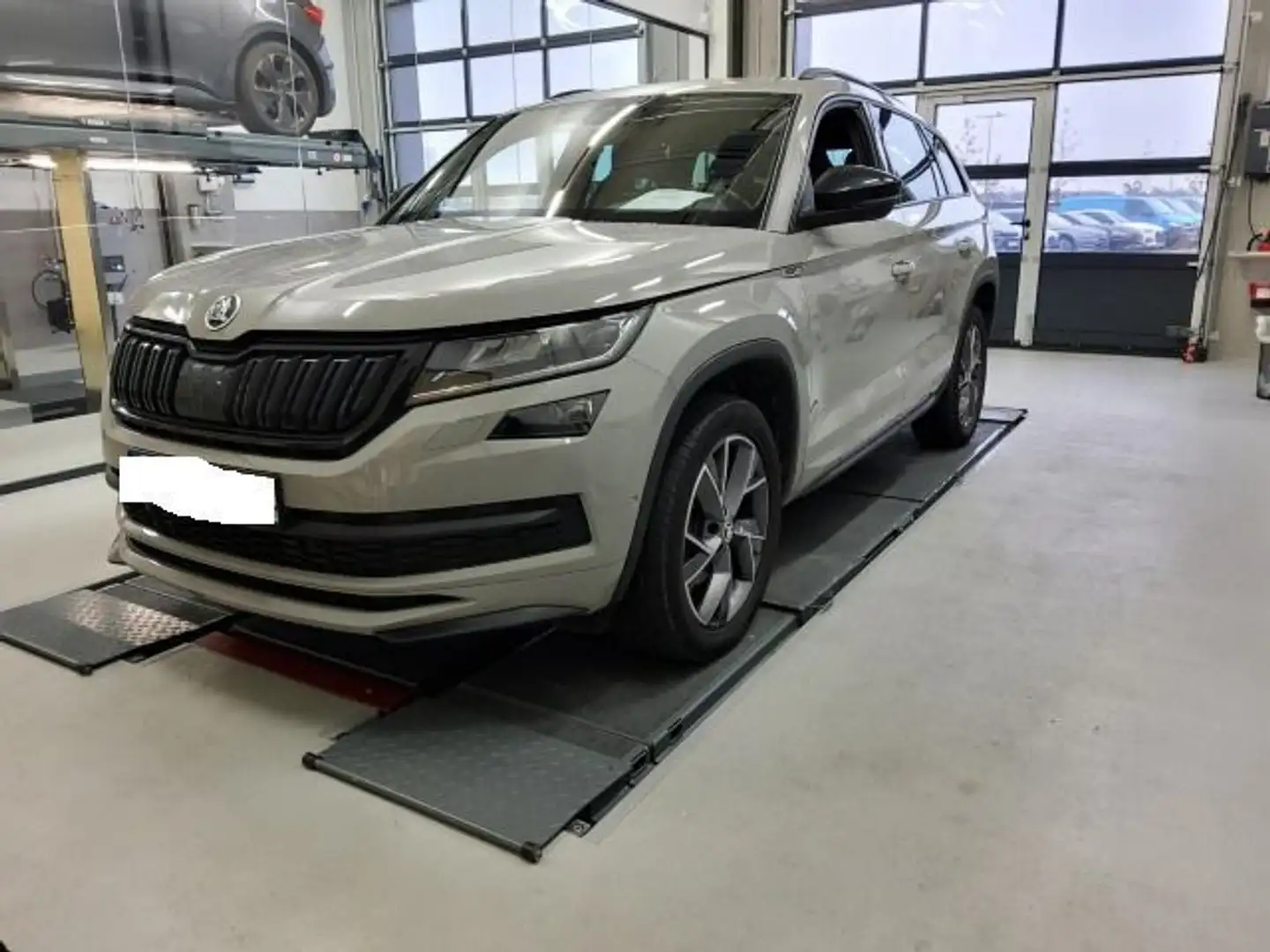 Skoda Kodiaq Sportline 2.0 TDI DSG *LED*AHK*DCC*CANTON Gris - 2