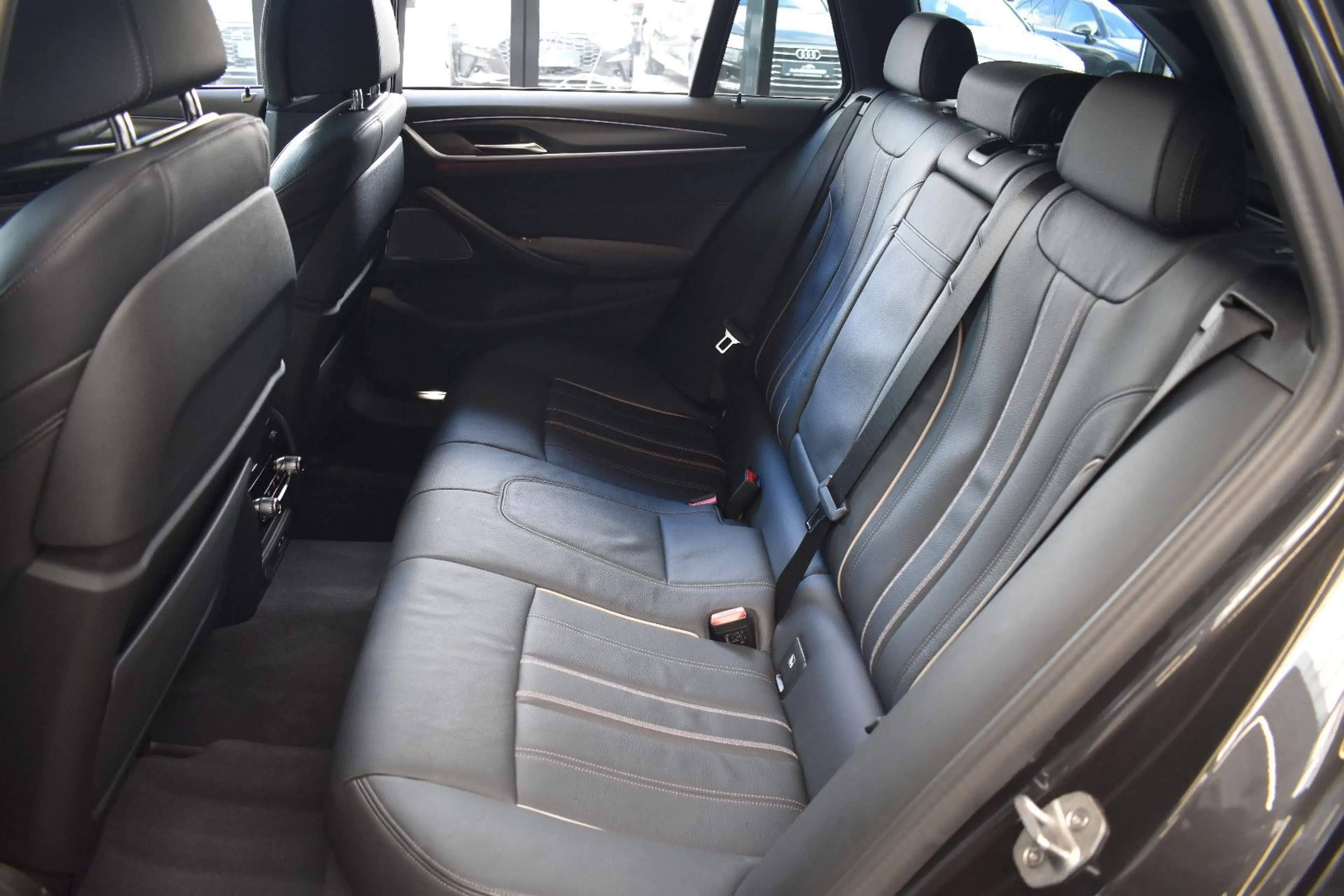 BMW 520 d Touring xDrive M-Sport LED~LiveCo~H&K~HuD — photo 11