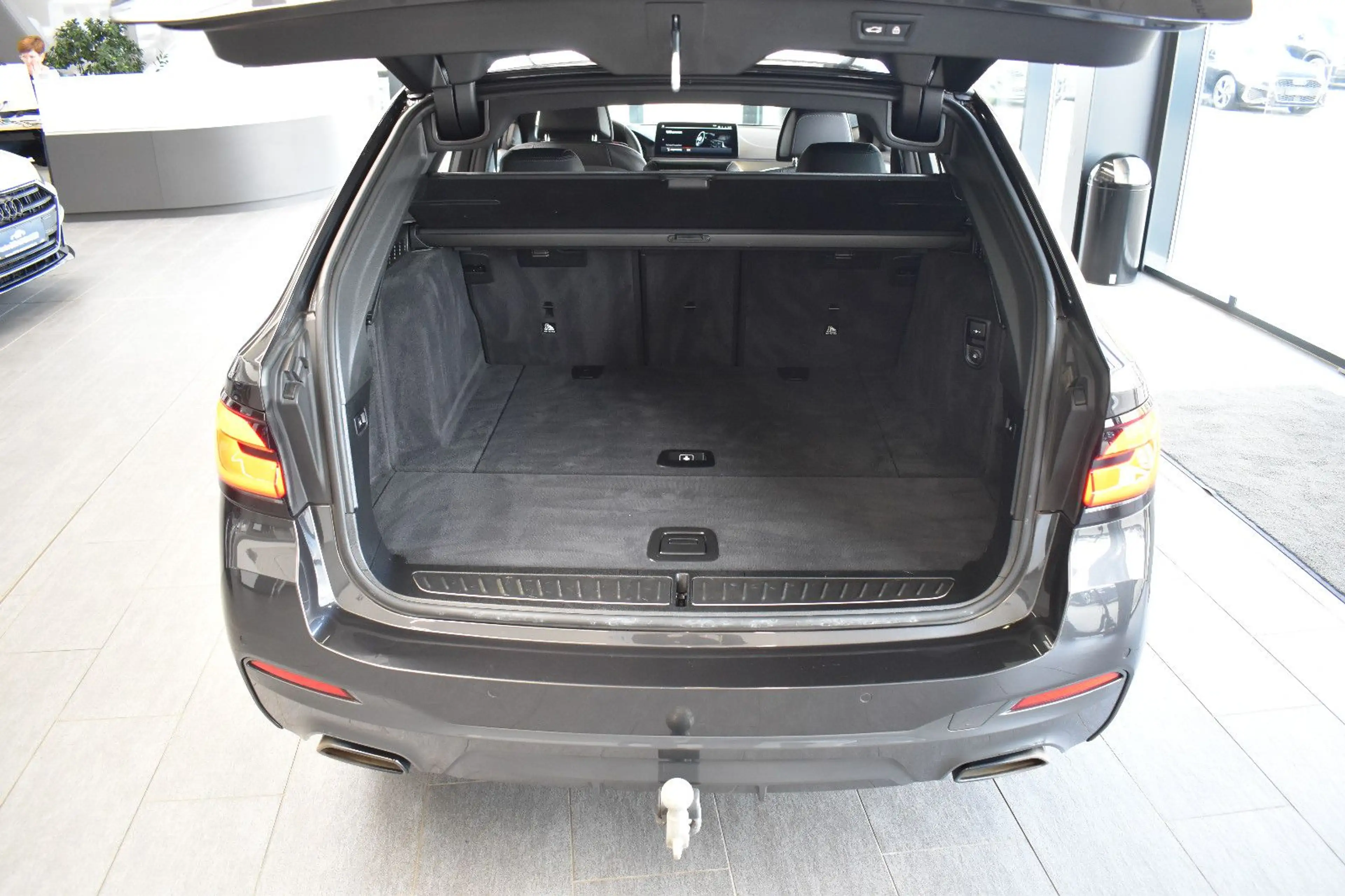 BMW 520 d Touring xDrive M-Sport LED~LiveCo~H&K~HuD — photo 12