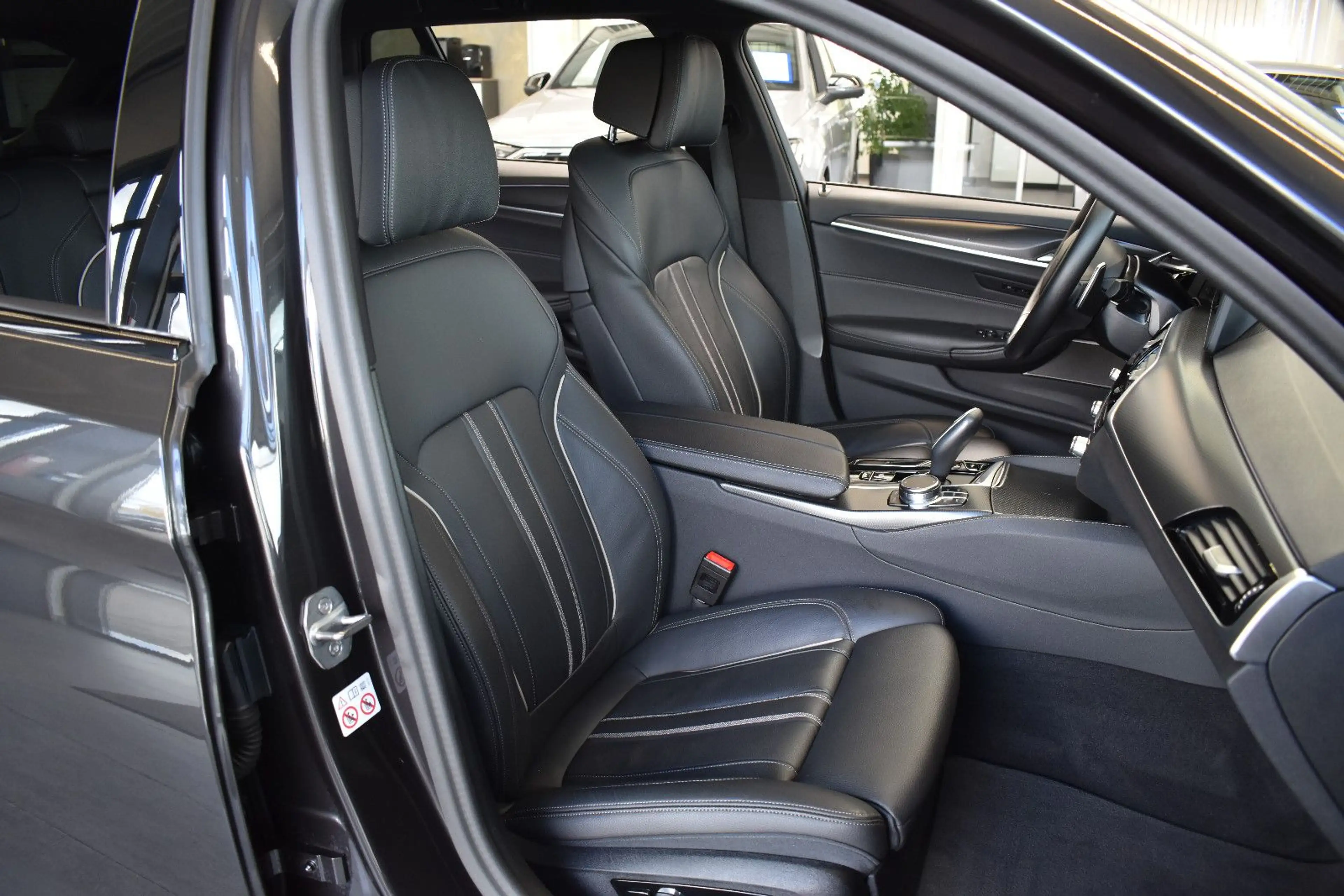 BMW 520 d Touring xDrive M-Sport LED~LiveCo~H&K~HuD — photo 9