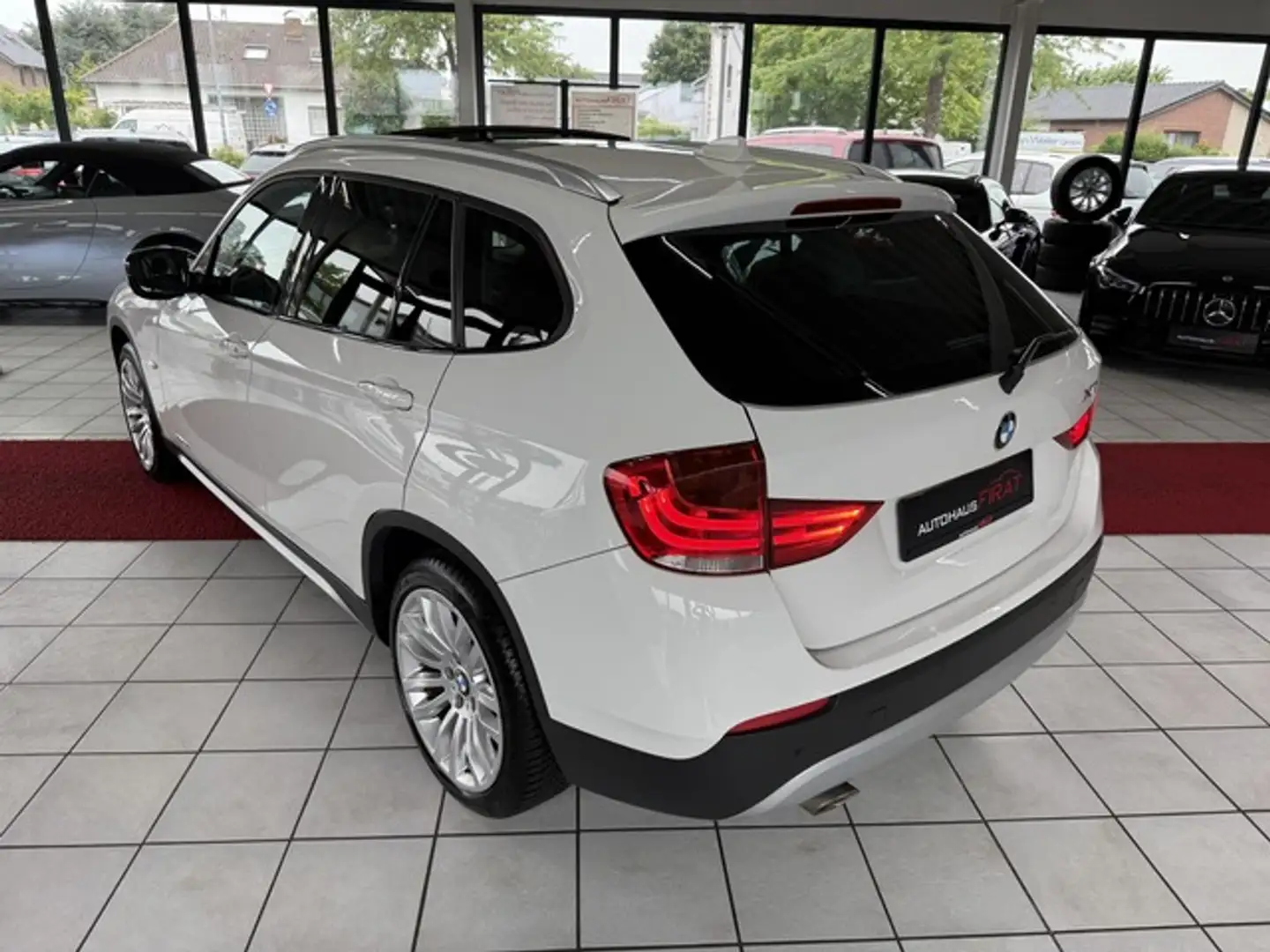 BMW X1 xDrive 20d X Line Leder+PanoramaSD+Kamera+Navi Weiß - 2