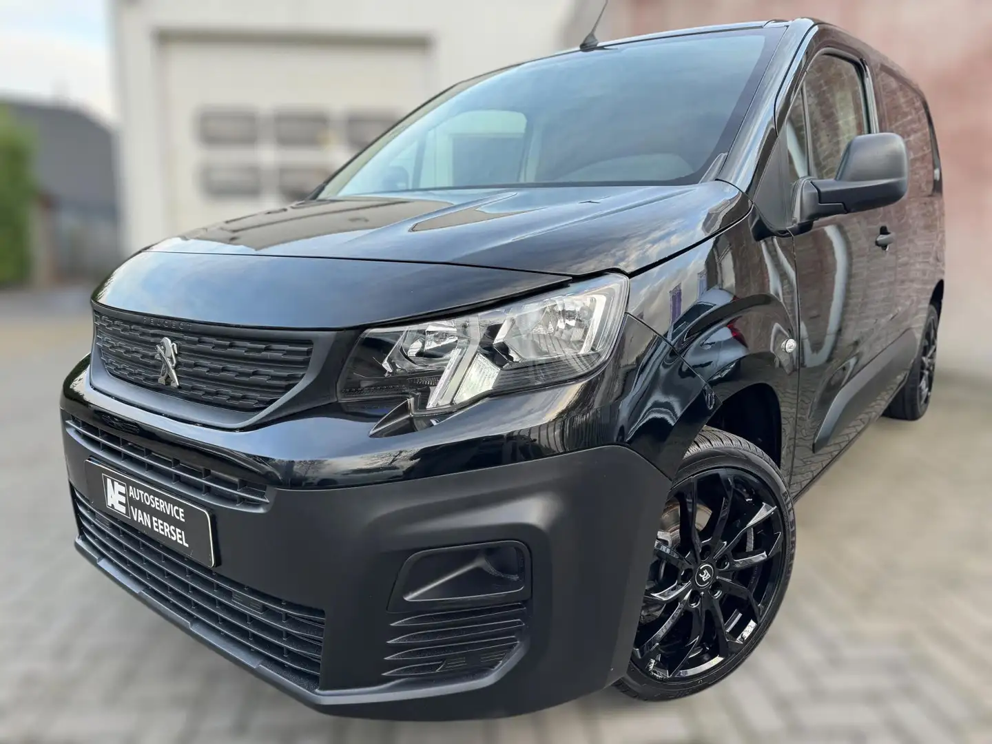 Peugeot Partner 1.5 BlueHDI Pro PDC / 4-SEIZOENENBANDEN / CRUISE / Zwart - 1