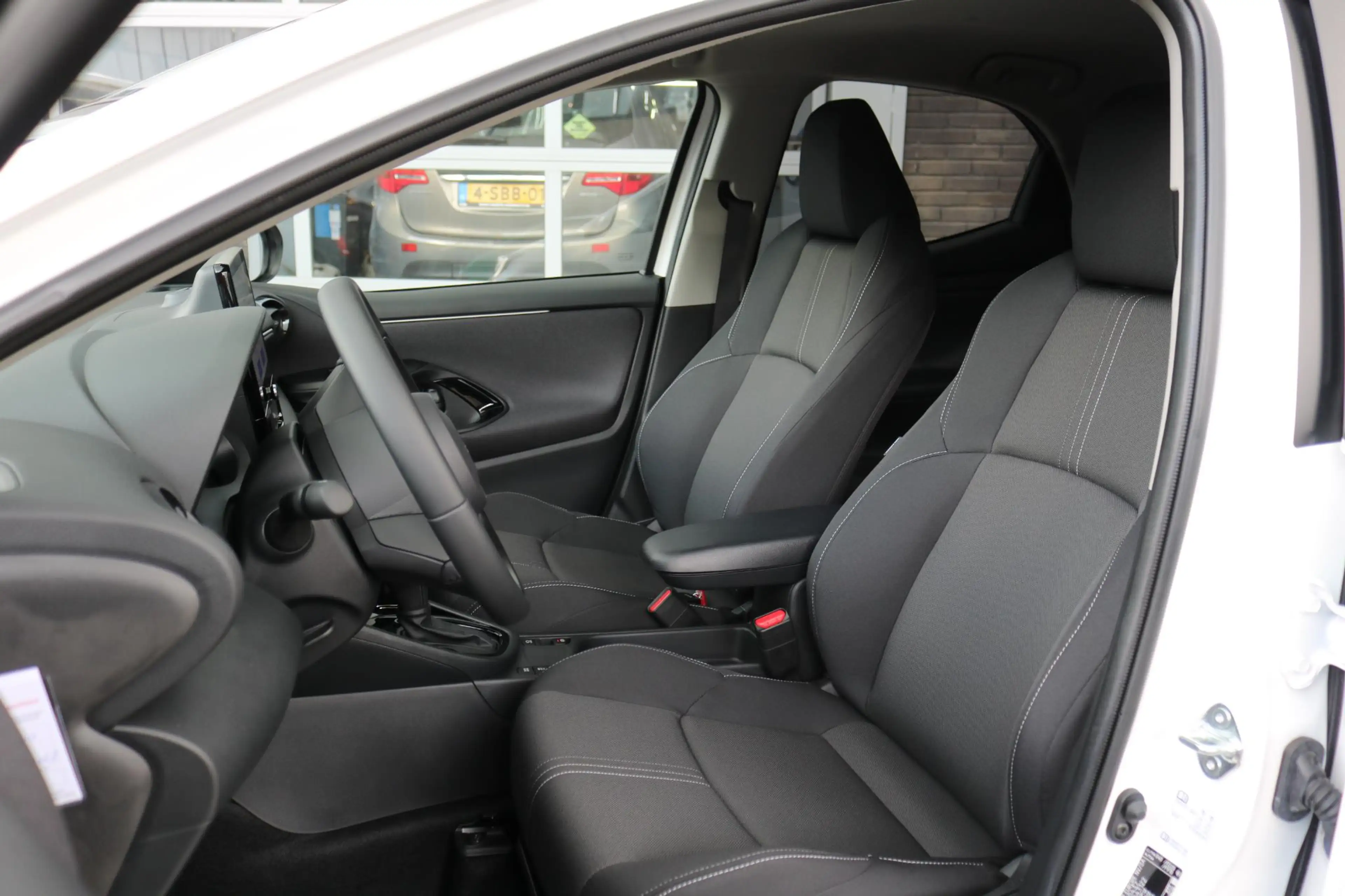 Toyota Yaris 1.5 Hybrid 115 Dynamic Keyless entree, apple andro — photo 4