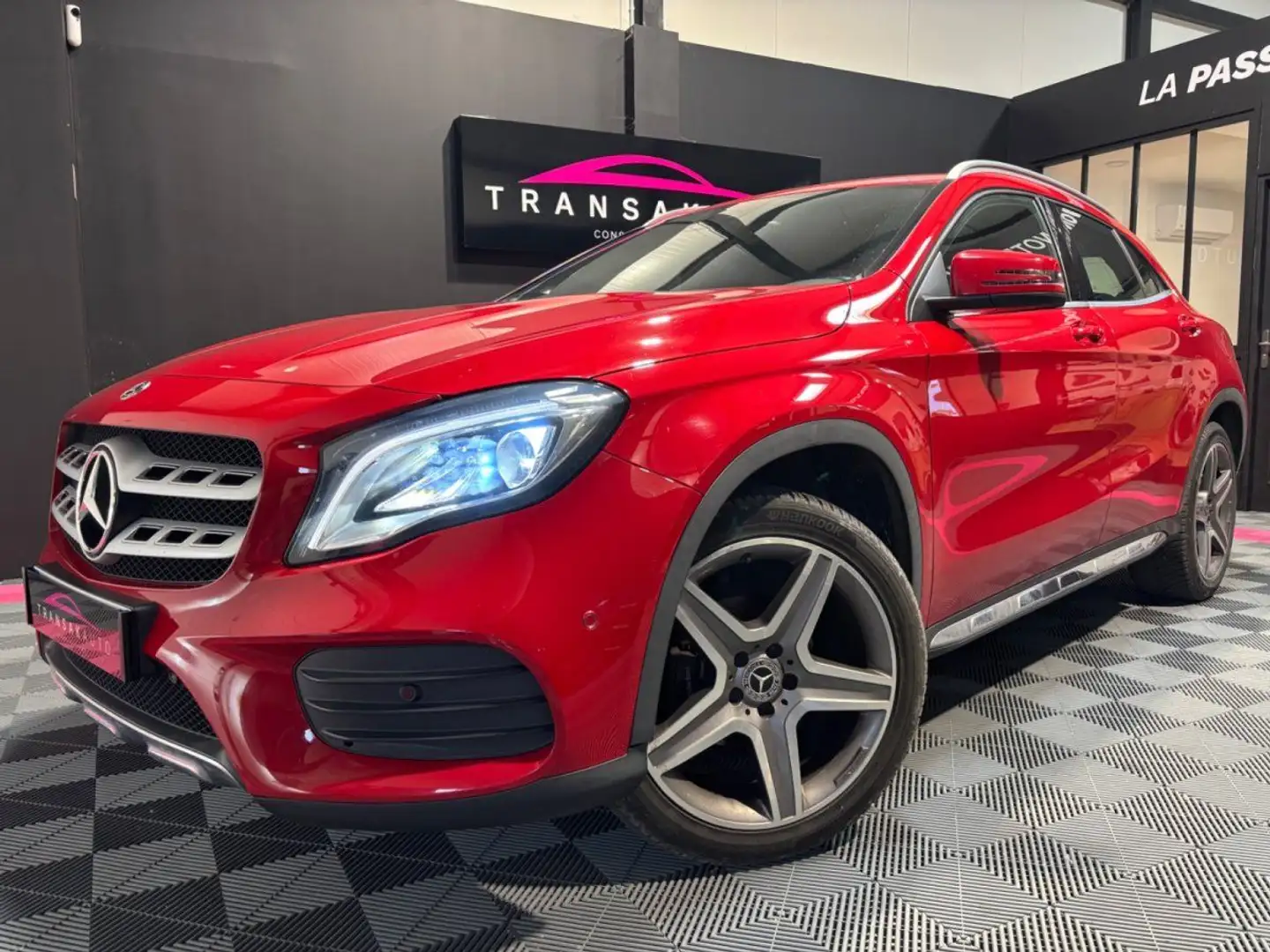 Mercedes-Benz GLA 200 200 7-G DCT Fascination Rouge - 1