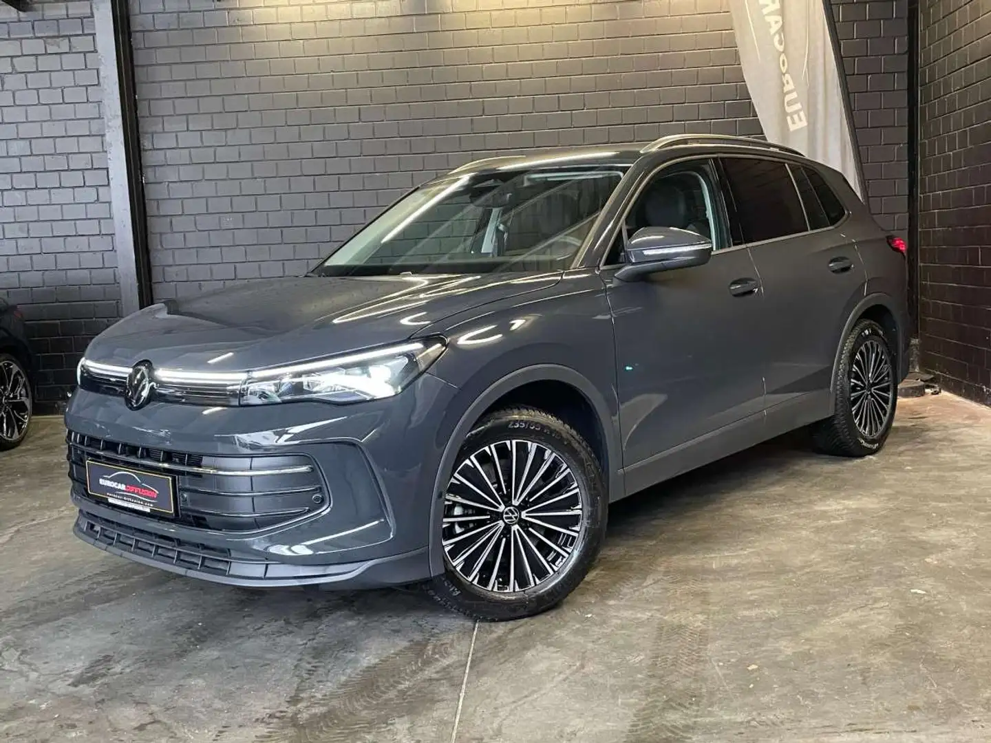 Volkswagen Tiguan Life 2.0 TDI 150CV DSG7 ** Attelage ** Gris - 1