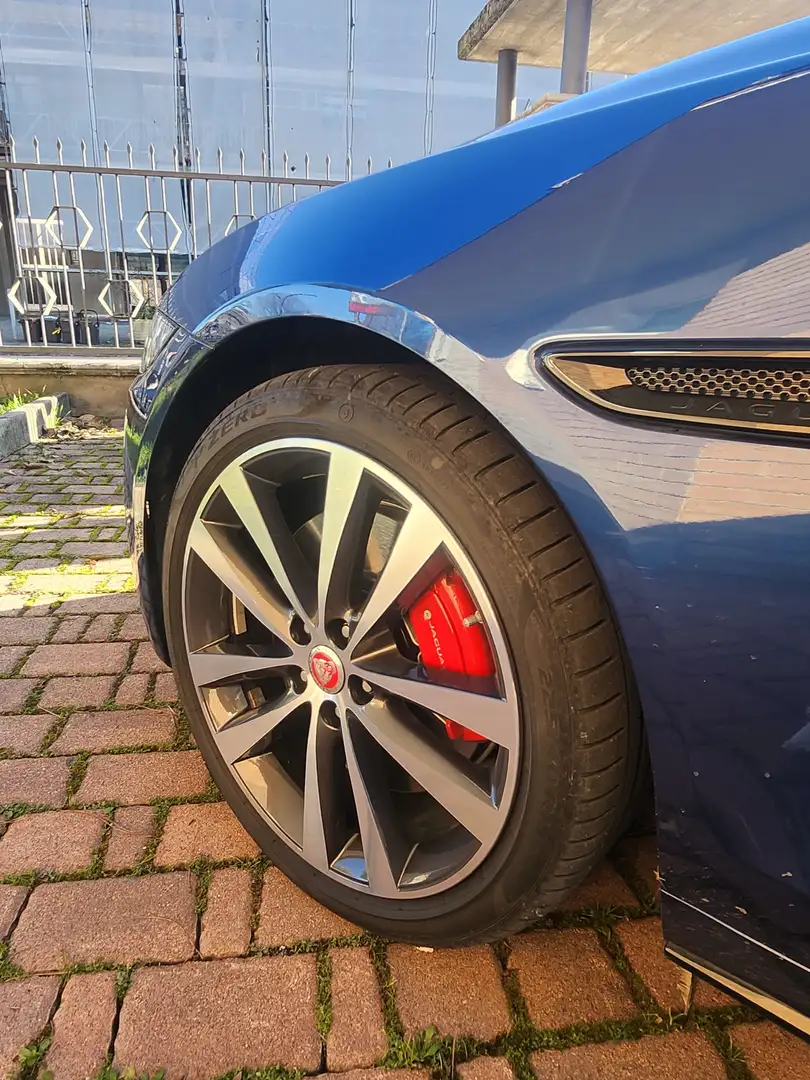 Jaguar XE XE 2.0d i4 mhev R-Dynamic Black awd 204cv auto Albastru - 2