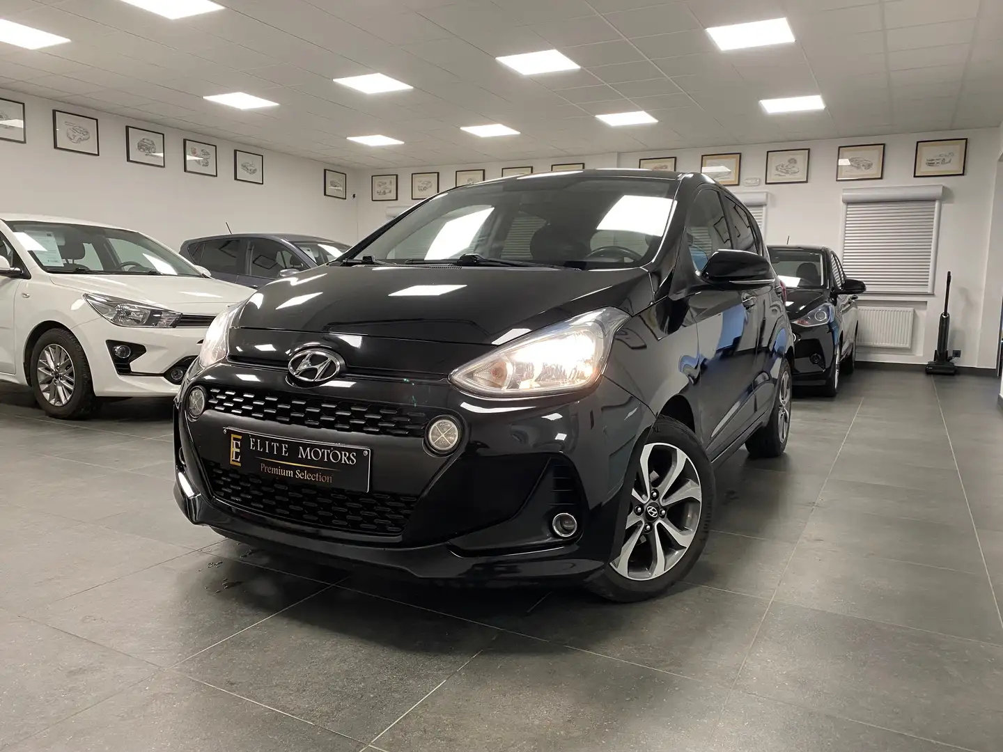 Hyundai i10 i10 1.2i Sky 1erMAIN/ CARNET/ ETAT NEUF / FULL Noir - 1