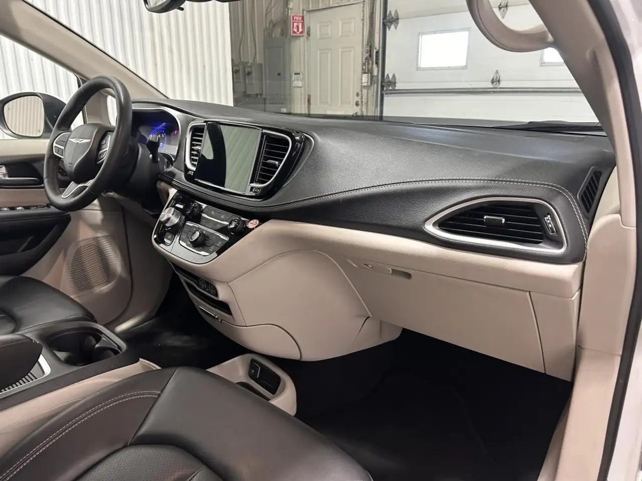 Chrysler Pacifica снимка Chrysler Pacifica