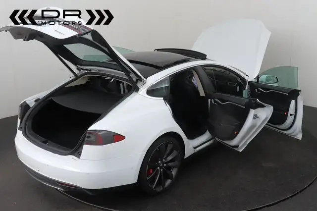 Tesla Model S view 5