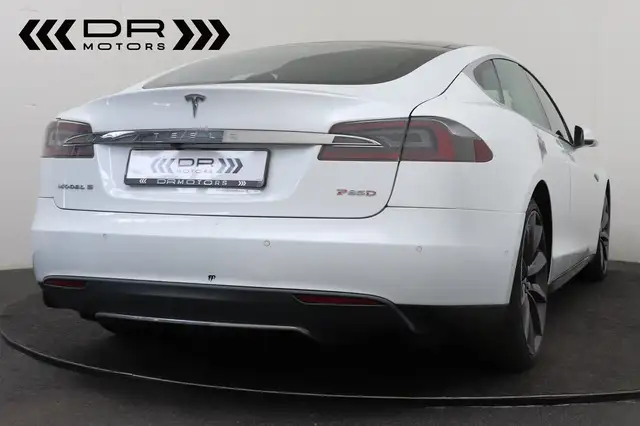 Tesla Model S view 10
