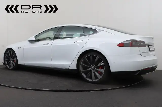 Tesla Model S view 4