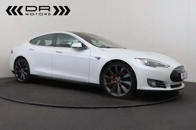 Tesla Model S view 3