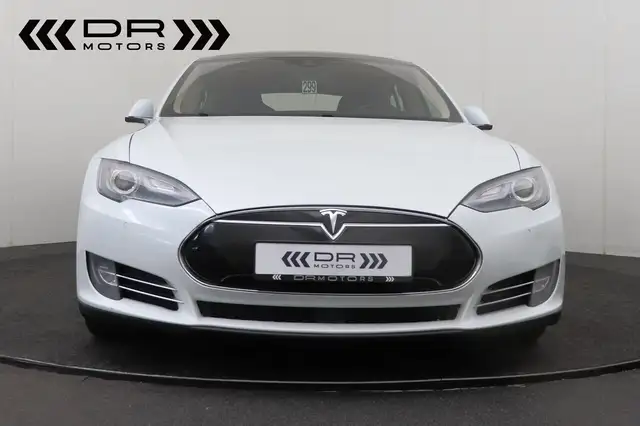Tesla Model S view 12