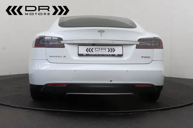 Tesla Model S view 11