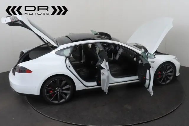 Tesla Model S view 9