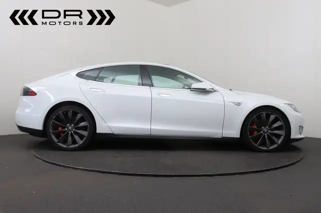 Tesla Model S view 8
