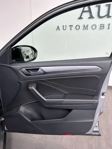 Volkswagen T-Roc view 8